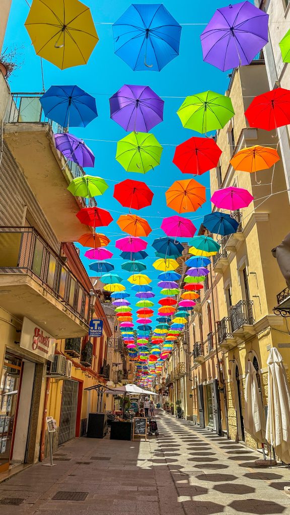 Regenschirme in Iglesias